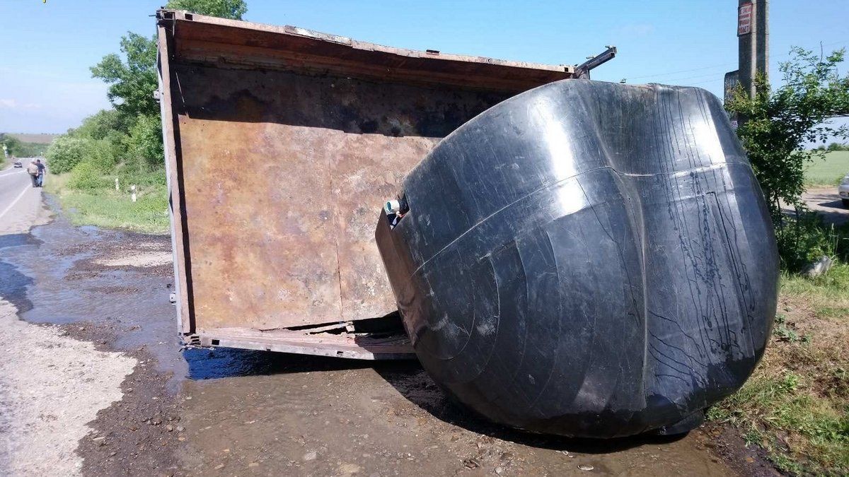 На Коломийщині із перекинутої вантажівки розлилась рідка речовина