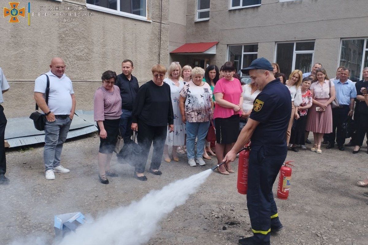 Рятувальники Коломийщини поговорили з освітянами про пожежну безпеку 1