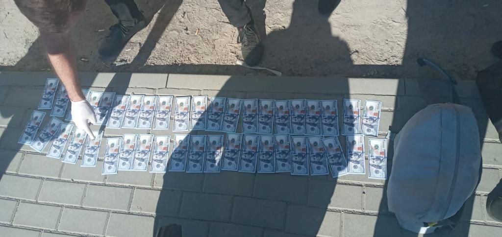 Прикарпатець допомагав виїхати за кордон чоловікам за 4 000 доларів 3