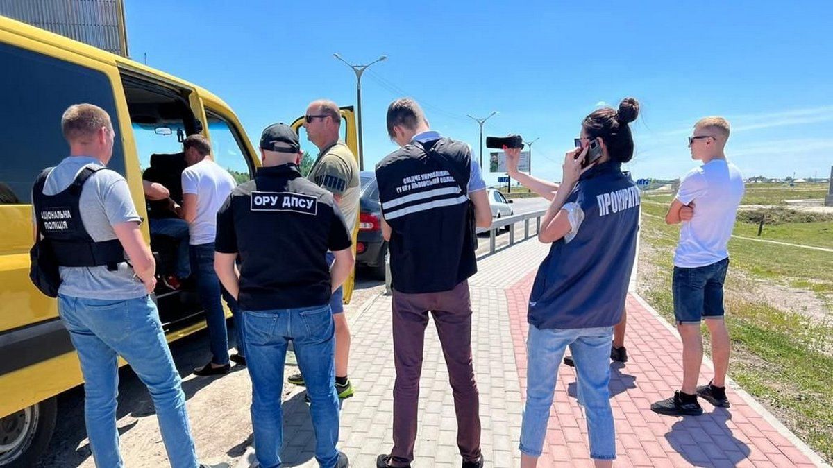 Прикарпатець допомагав виїхати за кордон чоловікам за 4 000 доларів