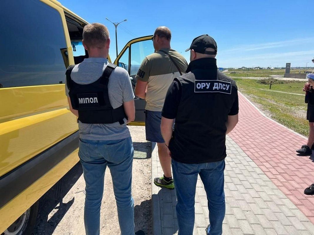 Прикарпатець допомагав виїхати за кордон чоловікам за 4 000 доларів 2