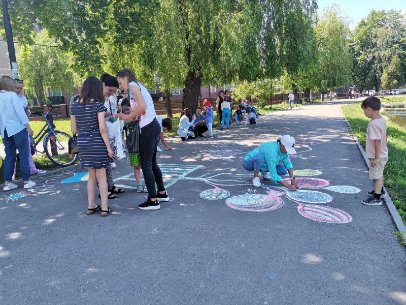 Доброго вечора, ми з України: дитячі малюнки на міському озері | Фоторепортаж 10