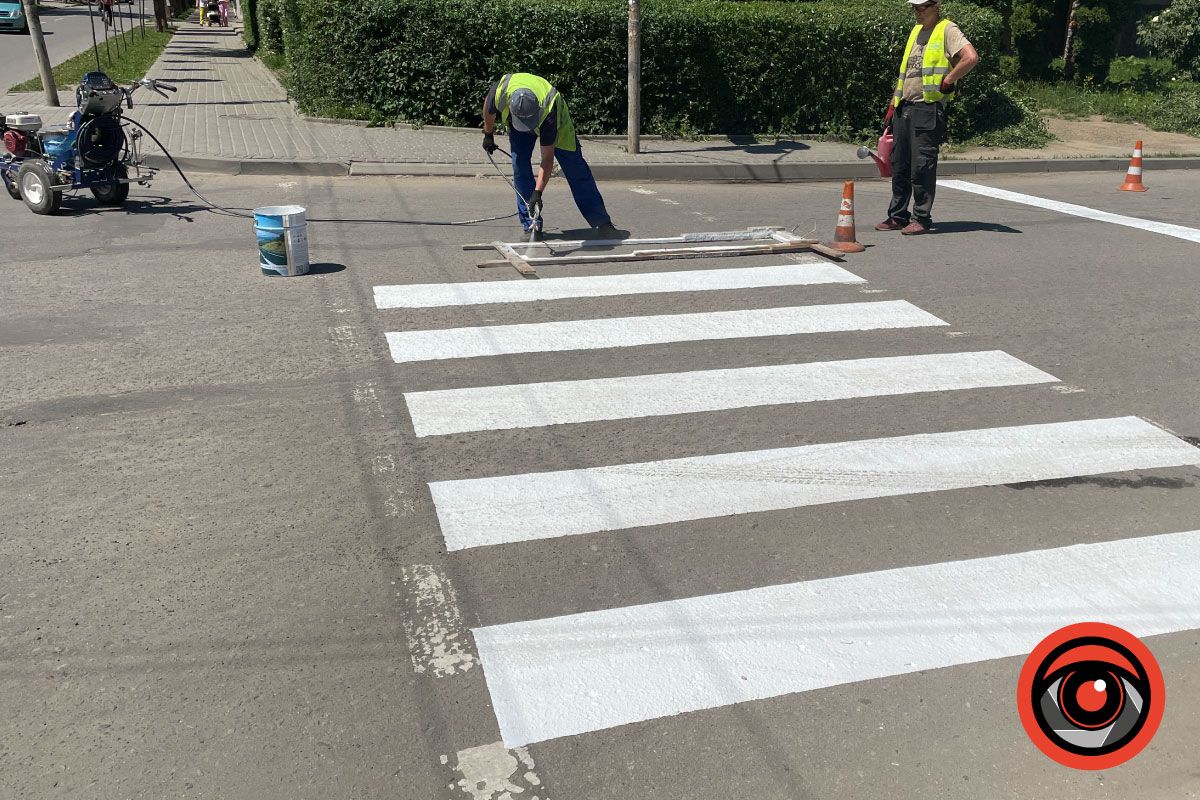 Комунальники наносять дорожню розмітку на вул. Січових Стрільців 2