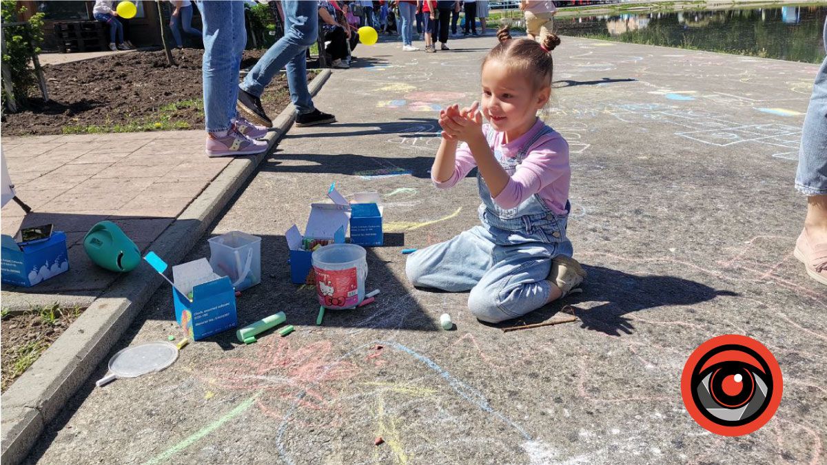 Доброго вечора, ми з України: дитячі малюнки на міському озері | Фоторепортаж