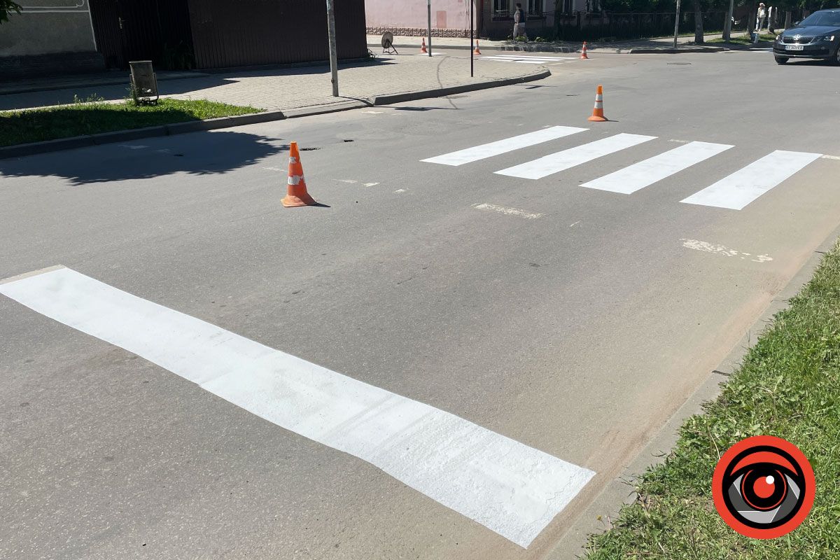 Комунальники наносять дорожню розмітку на вул. Січових Стрільців 3