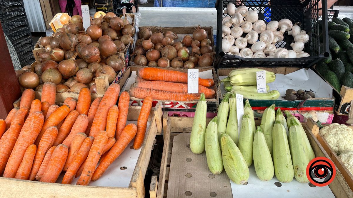Скільки коштують овочі та фрукти на базарі у Коломиї 8