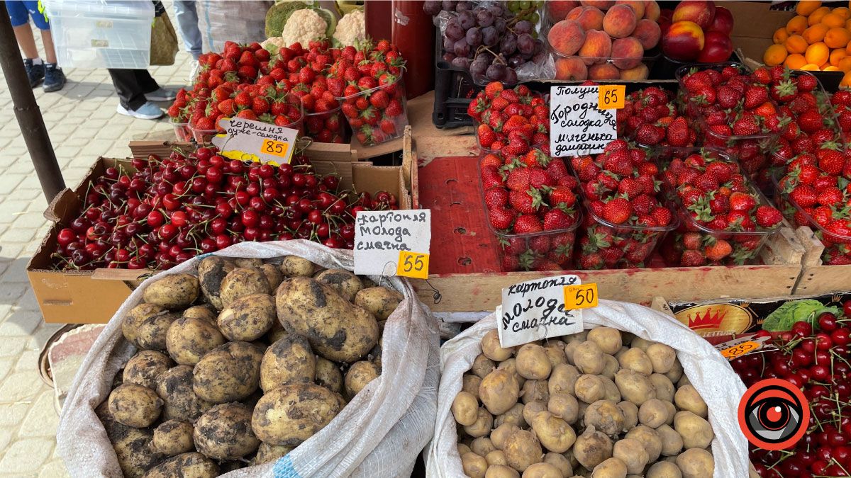 Скільки коштують овочі та фрукти на базарі у Коломиї 2