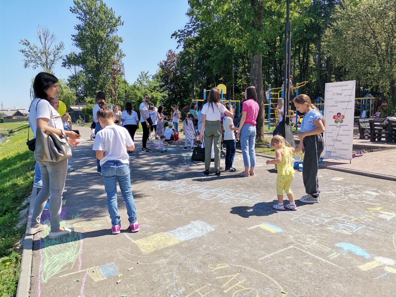 Доброго вечора, ми з України: дитячі малюнки на міському озері | Фоторепортаж 3