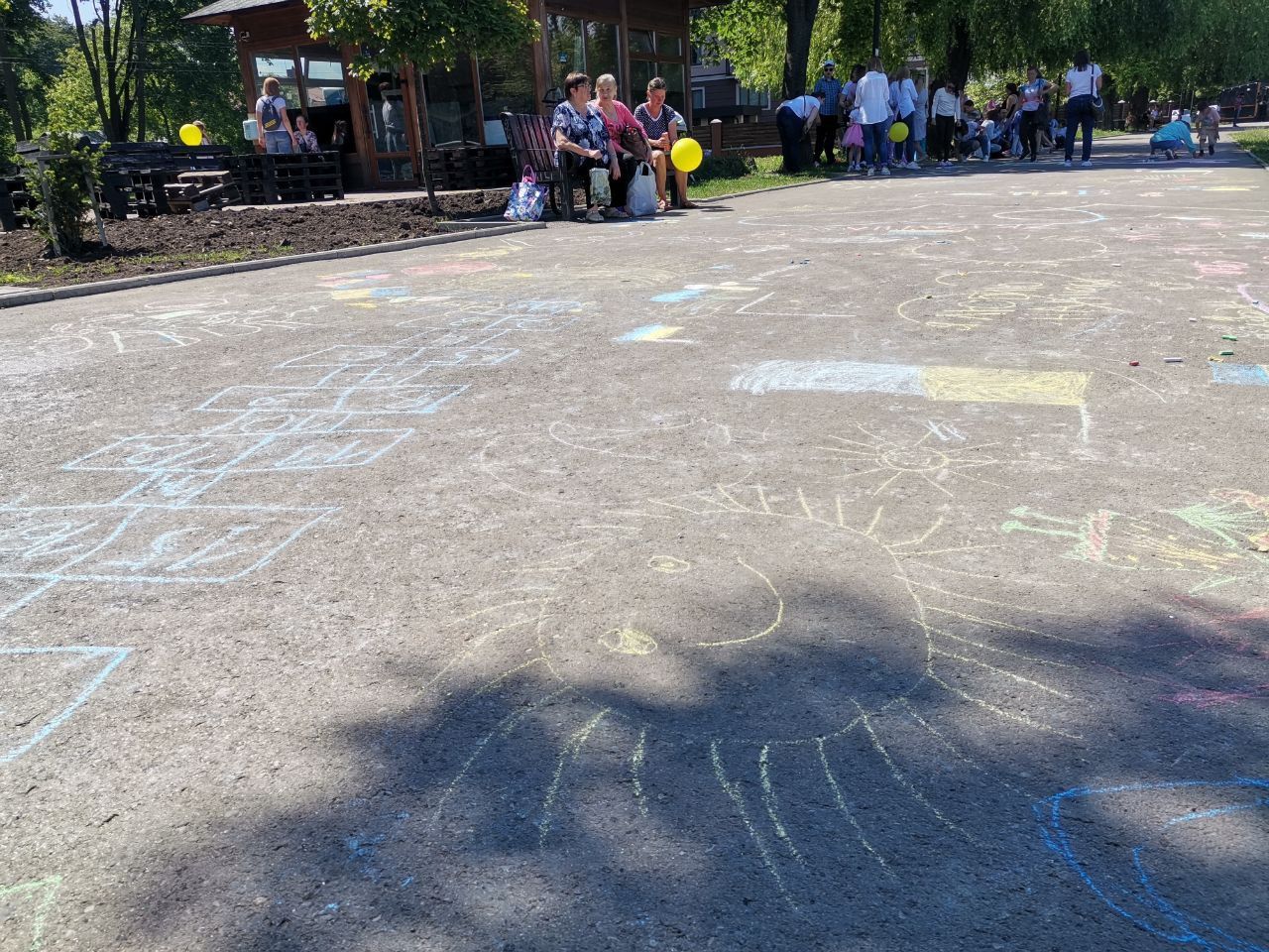 Доброго вечора, ми з України: дитячі малюнки на міському озері | Фоторепортаж 8