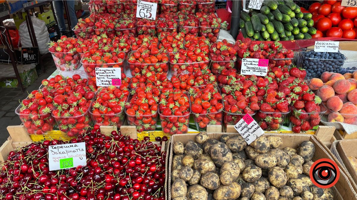 Скільки коштують овочі та фрукти на базарі у Коломиї 3