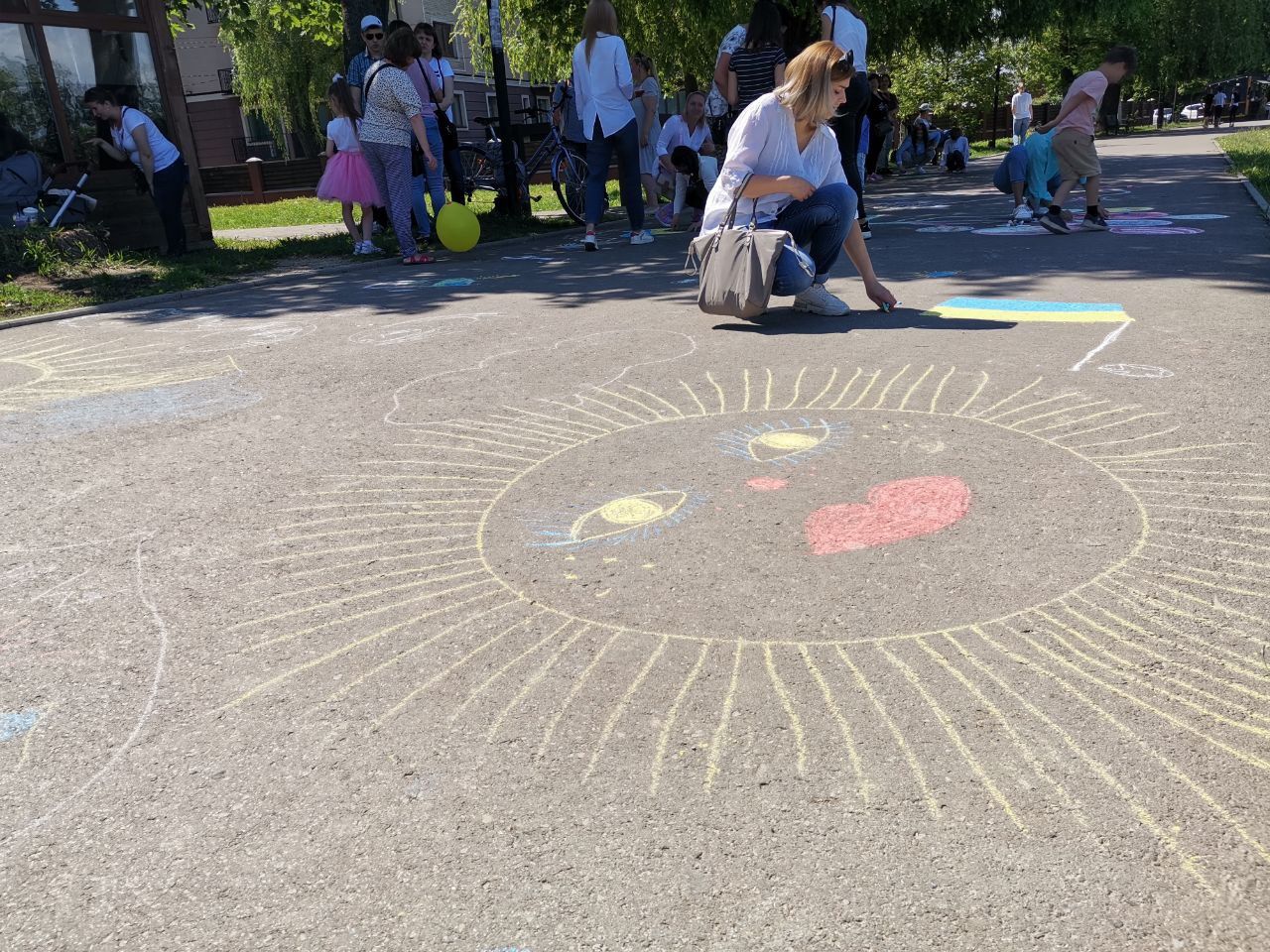 Доброго вечора, ми з України: дитячі малюнки на міському озері | Фоторепортаж 9