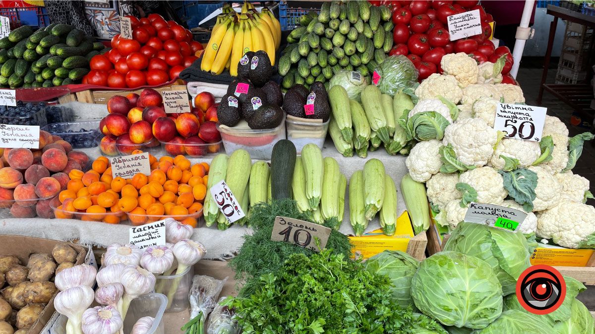 Скільки коштують овочі та фрукти на базарі у Коломиї 6