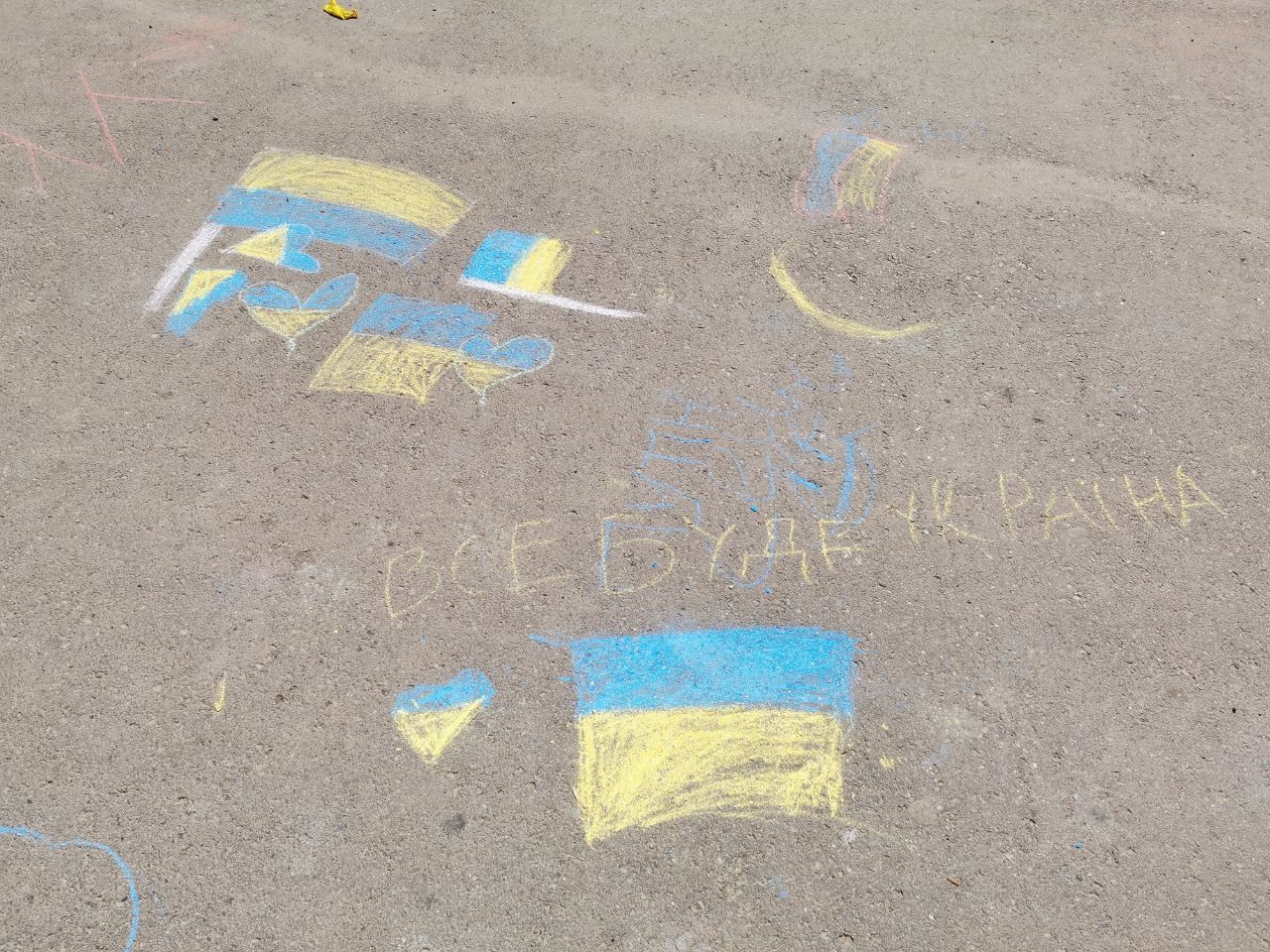 Доброго вечора, ми з України: дитячі малюнки на міському озері | Фоторепортаж 5