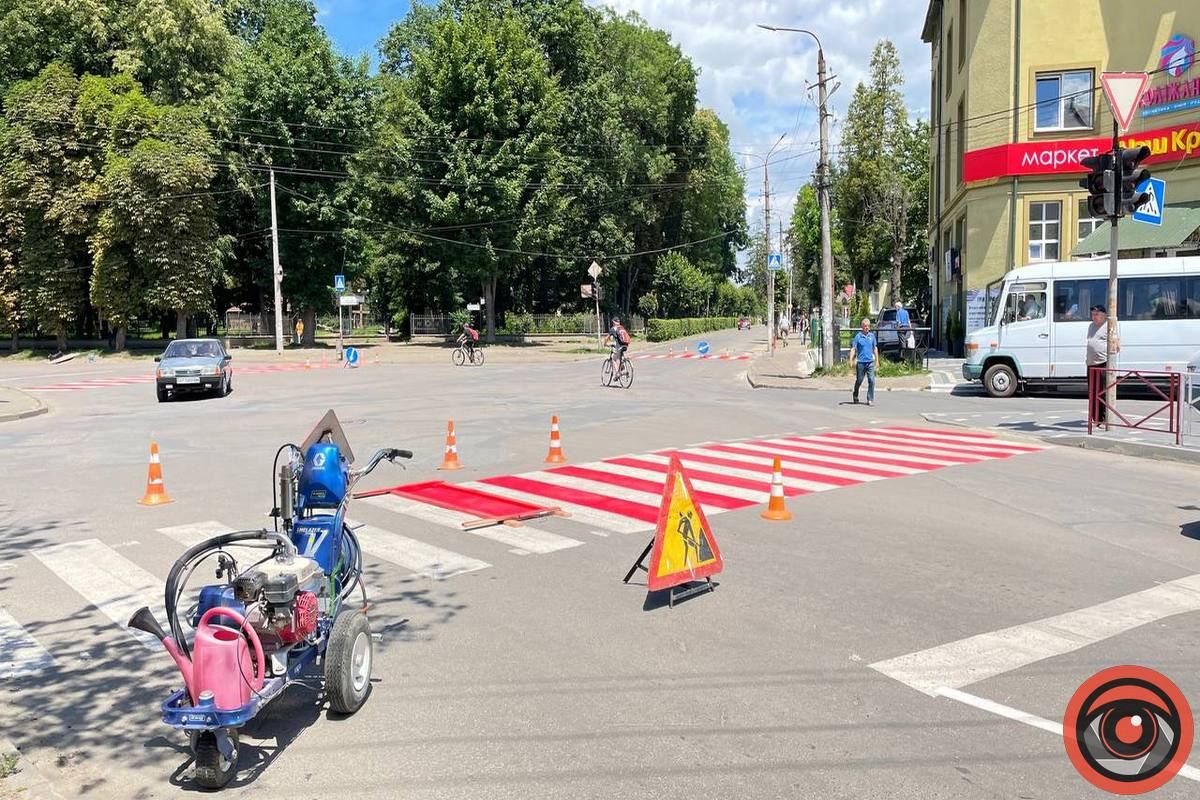 На перехресті Петлюри і Чехова комунальники оновлюють пішохідний перехід 1