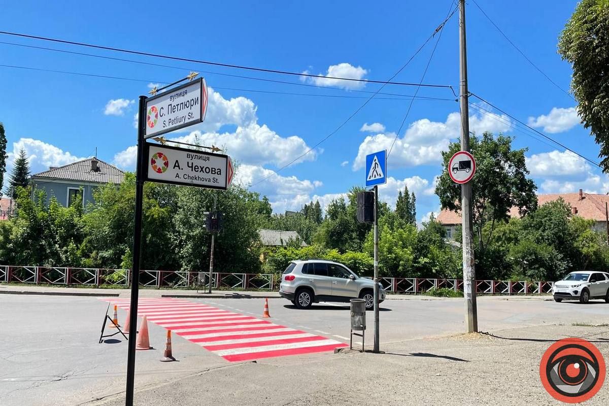 На перехресті Петлюри і Чехова комунальники оновлюють пішохідний перехід 4