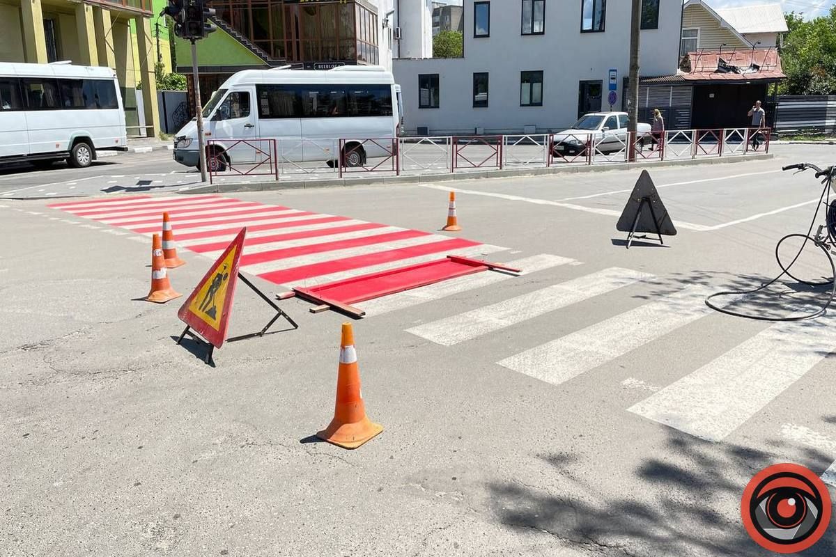 На перехресті Петлюри і Чехова комунальники оновлюють пішохідний перехід 2
