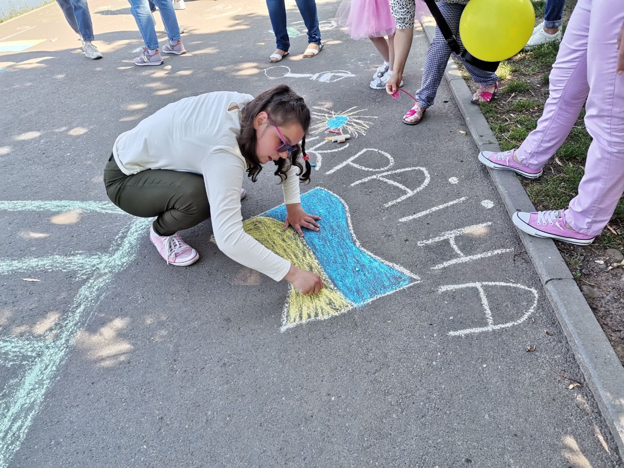 Доброго вечора, ми з України: дитячі малюнки на міському озері | Фоторепортаж 1