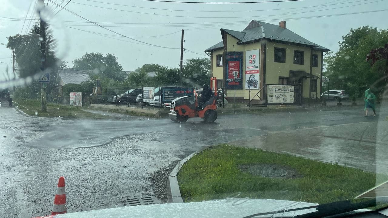 Як у Коломиї клали асфальт у зливу 1