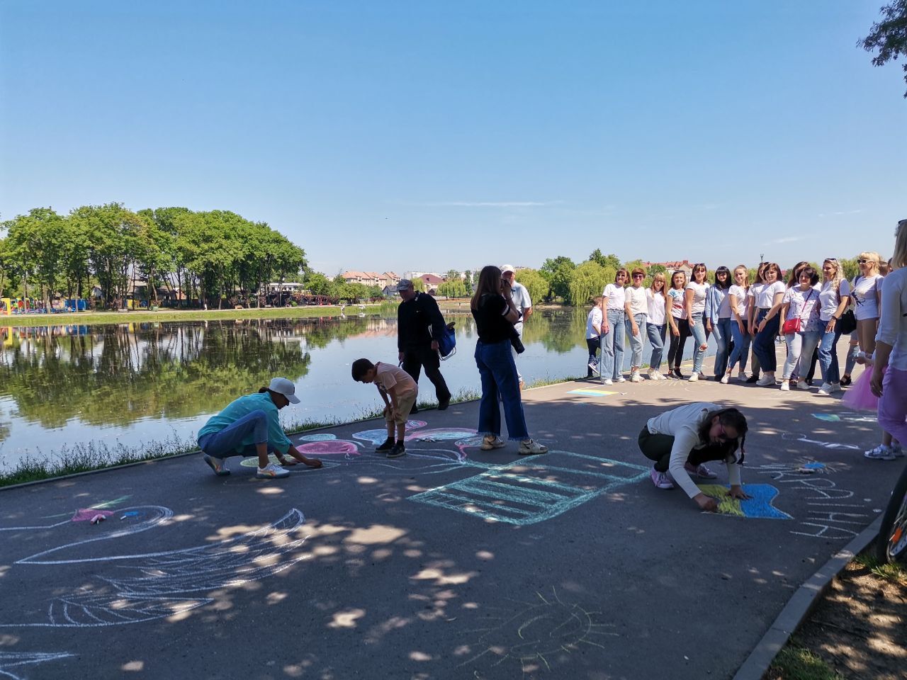 Доброго вечора, ми з України: дитячі малюнки на міському озері | Фоторепортаж 2