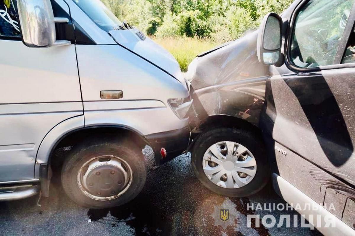 Нетверезий водій врізався в мікроавтобус на Прикарпатті, постраждала жінка 1