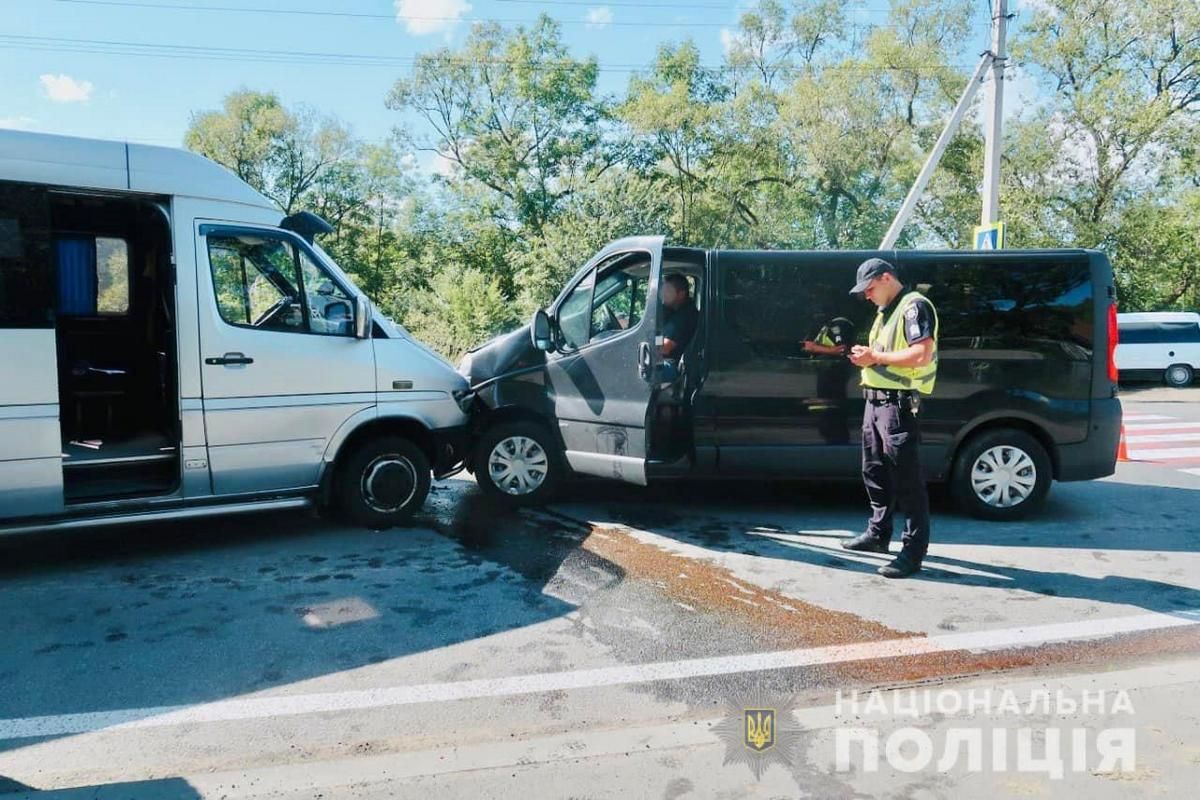 Нетверезий водій врізався в мікроавтобус на Прикарпатті, постраждала жінка 2