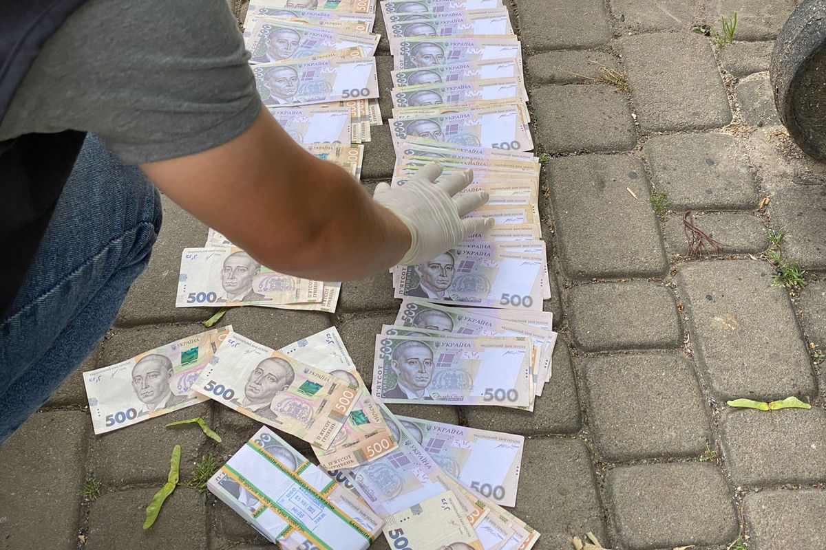 На Прикарпатті директора облавтодору спіймали на хабарі 2