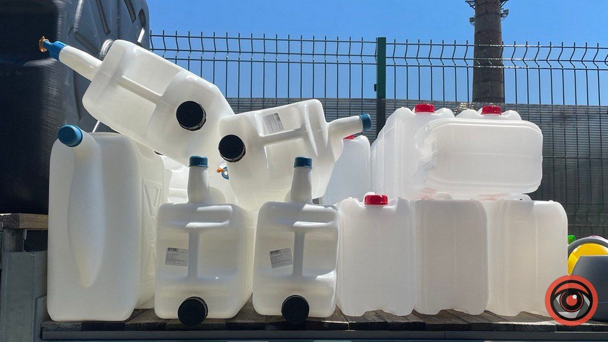 Паливна криза триває: скільки коштують каністри в Коломиї