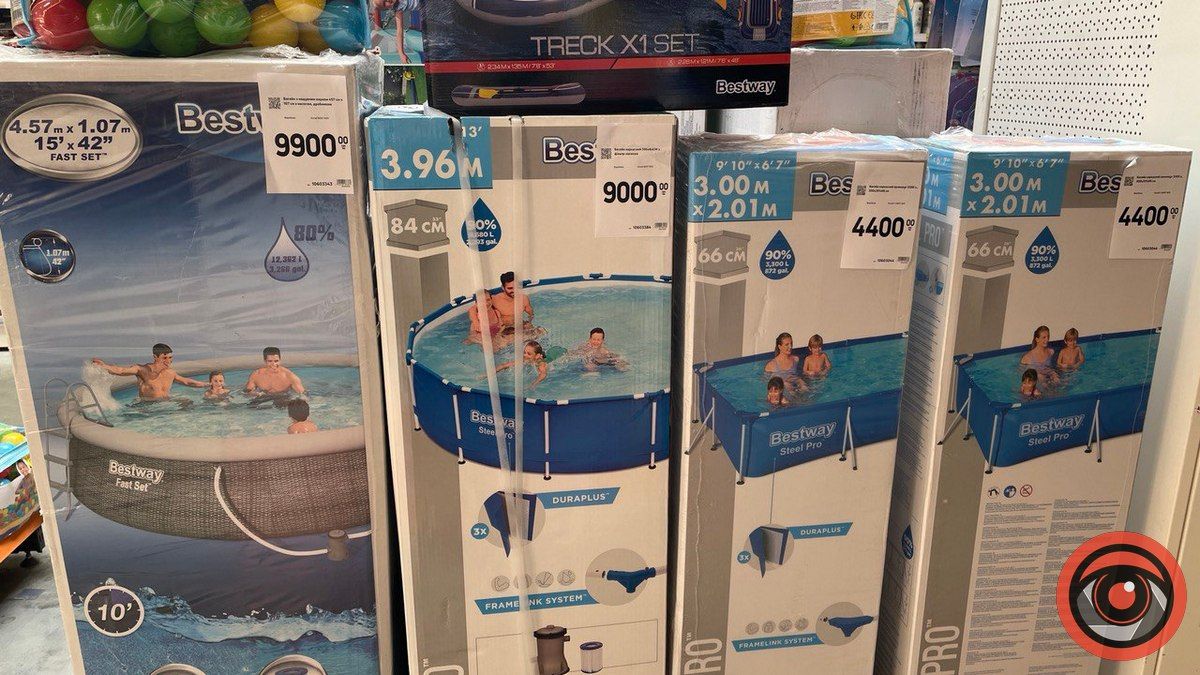 Яку суму потрібно віддати, щоб купити басейн в Коломиї? 15