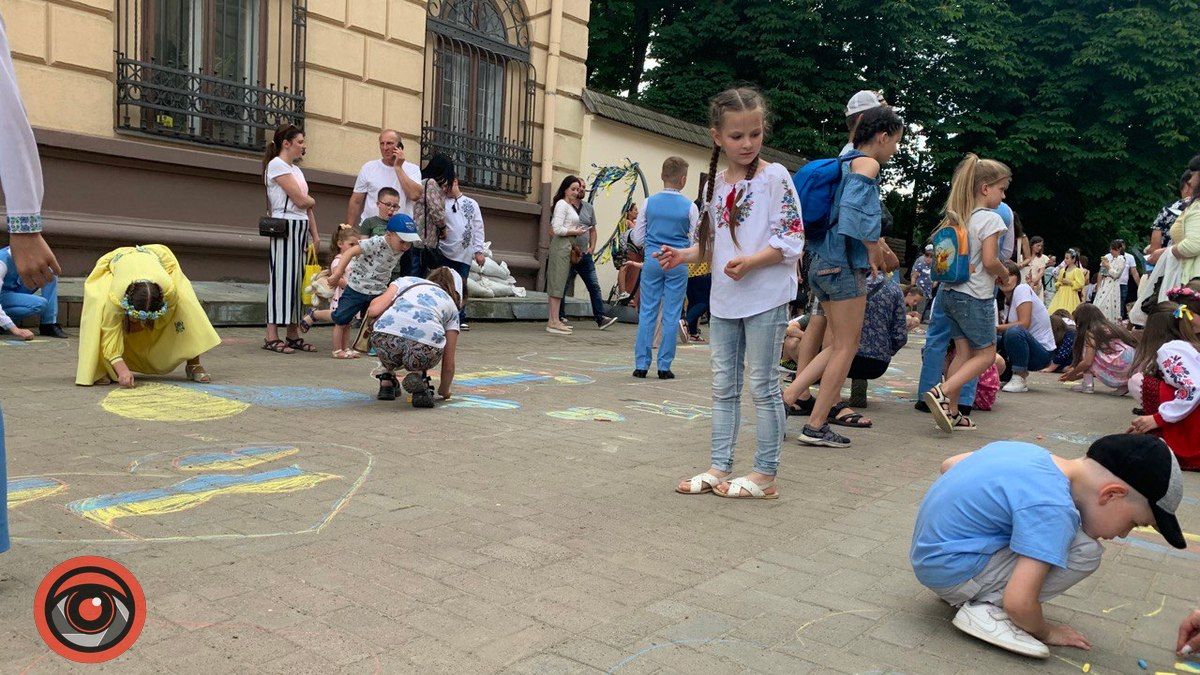 Святковий концерт та патріотичні малюнки: як завершився Дитячий день у Коломиї 3
