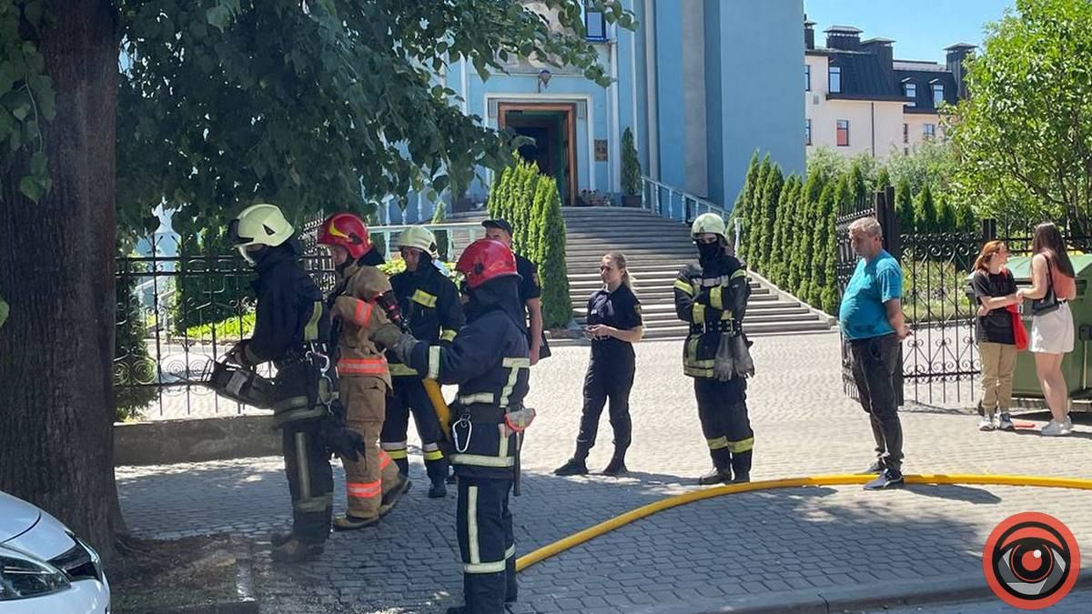В Коломиї невідомий підпалив на бульварі дерево 1