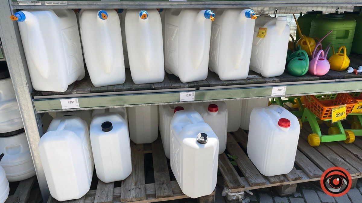 Паливна криза триває: скільки коштують каністри в Коломиї 4