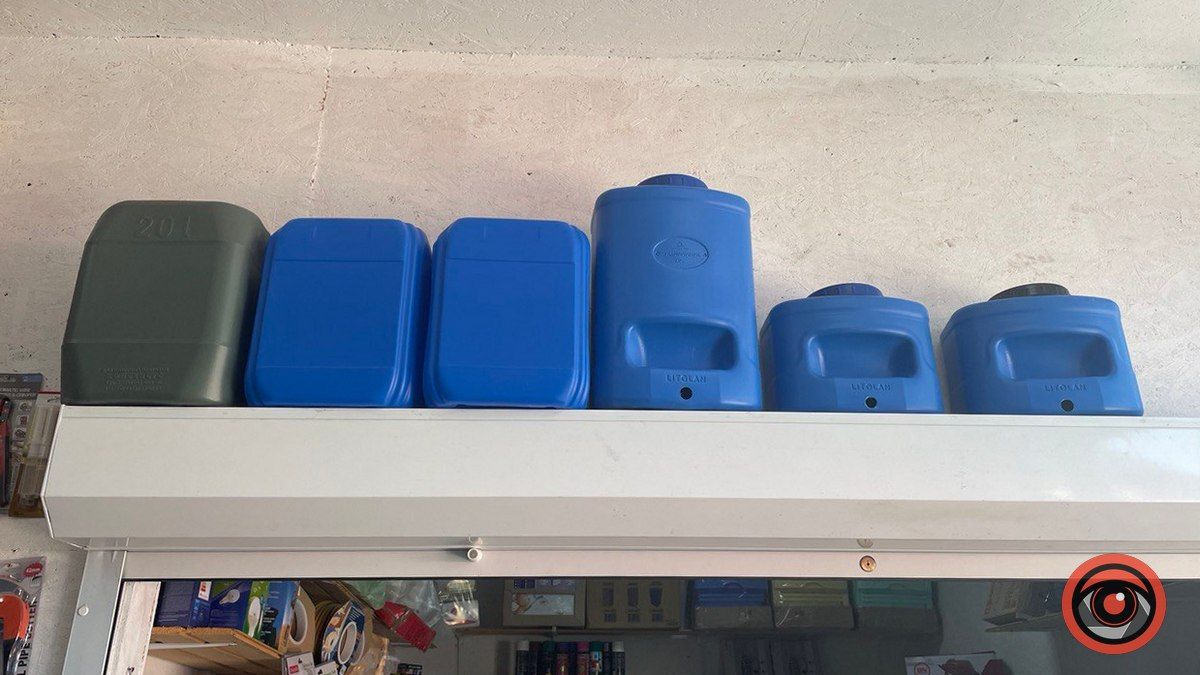 Паливна криза триває: скільки коштують каністри в Коломиї 2