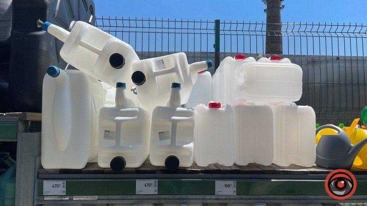 Паливна криза триває: скільки коштують каністри в Коломиї 5