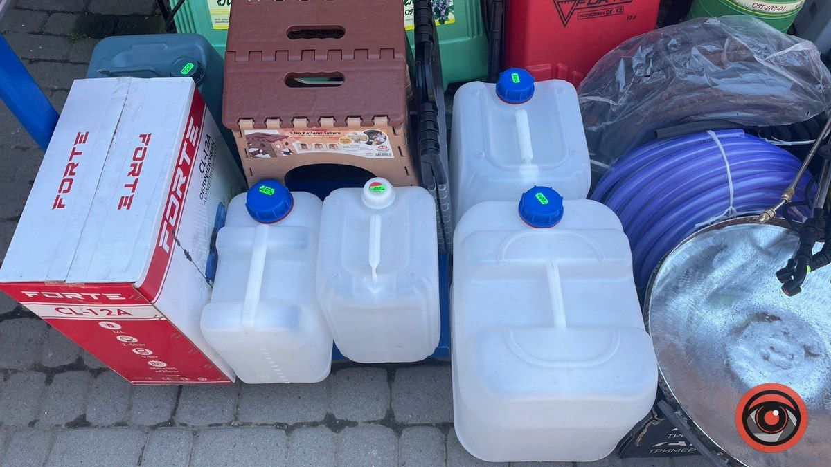 Паливна криза триває: скільки коштують каністри в Коломиї 1