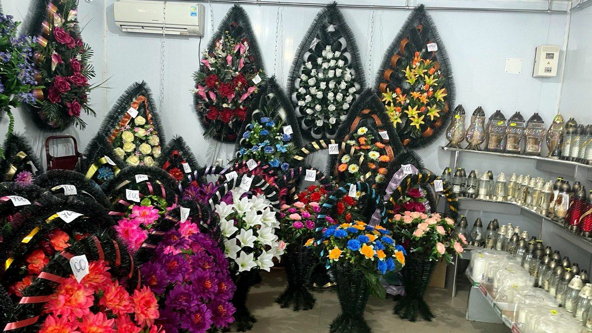 Яка ціна на штучні квіти на базарі в Коломиї та чи можна їх замінити? 10