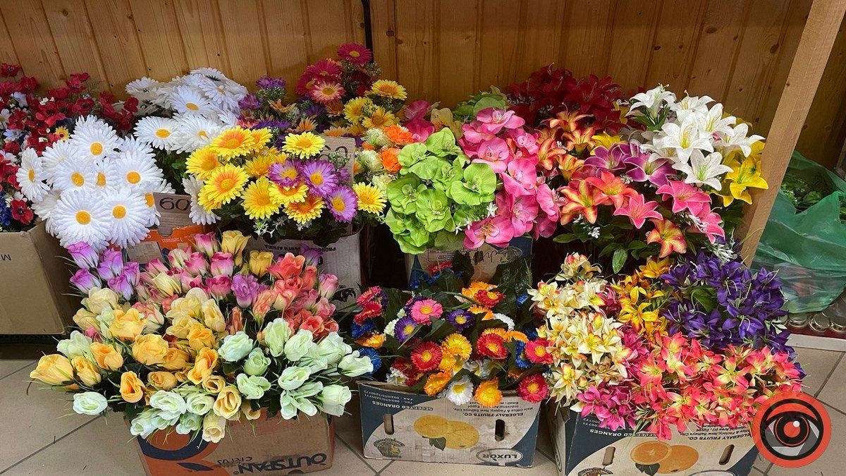 Яка ціна на штучні квіти на базарі в Коломиї та чи можна їх замінити? 2