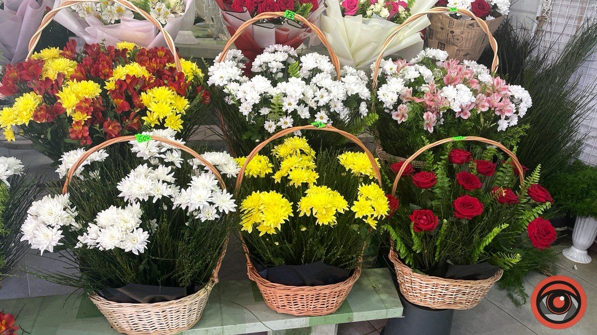 Яка ціна на штучні квіти на базарі в Коломиї та чи можна їх замінити? 8
