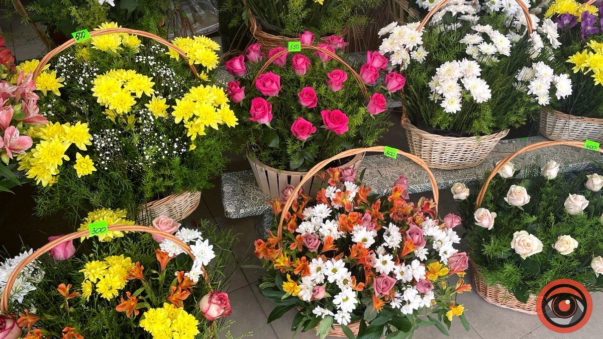 Яка ціна на штучні квіти на базарі в Коломиї та чи можна їх замінити? 7