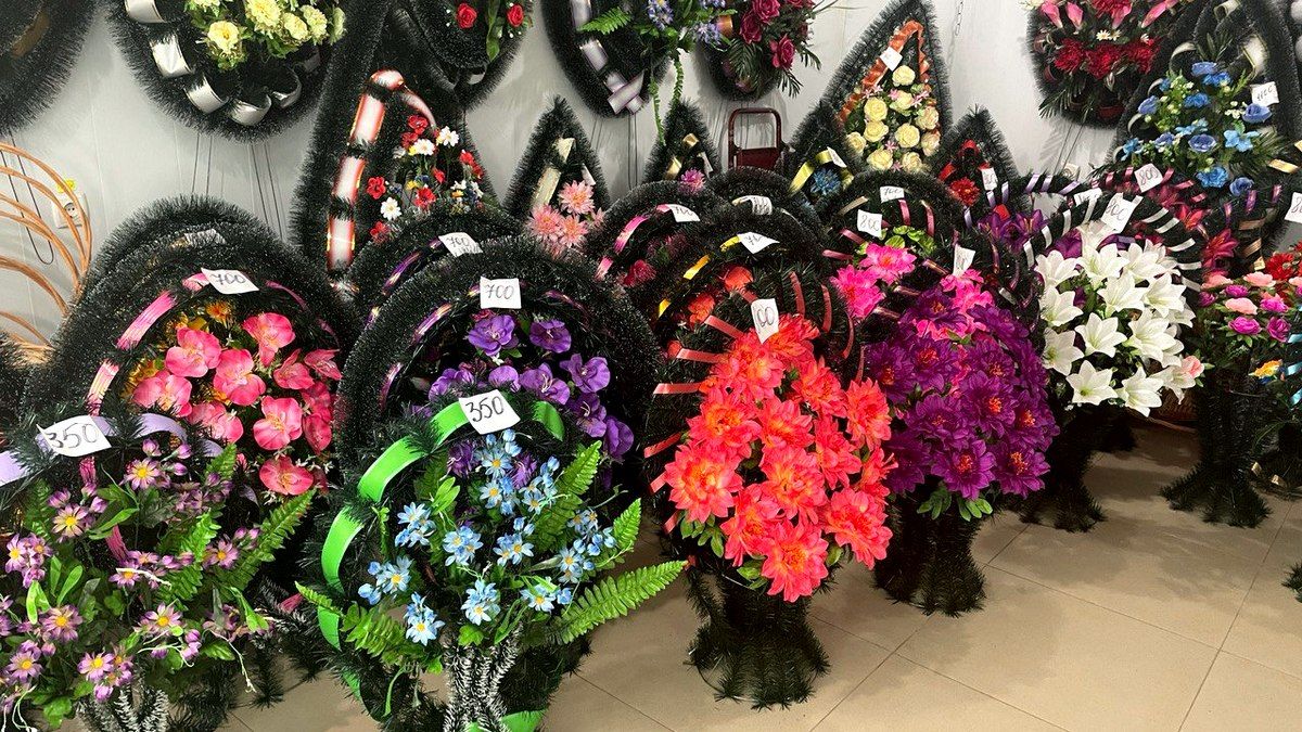 Яка ціна на штучні квіти на базарі в Коломиї та чи можна їх замінити? 11