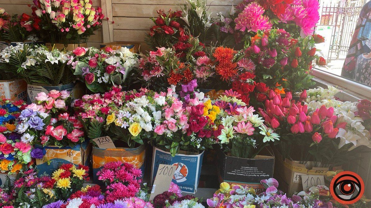 Яка ціна на штучні квіти на базарі в Коломиї та чи можна їх замінити? 3