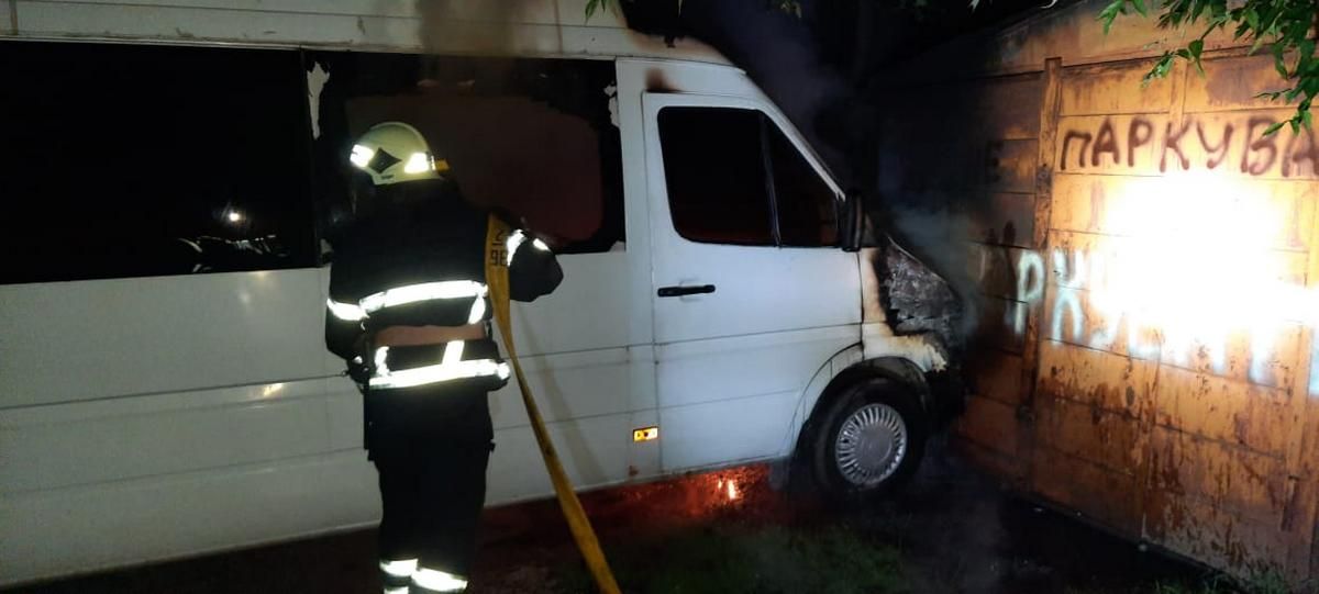 В ніч на 13 червня у Коломиї горів мікроавтобус 3