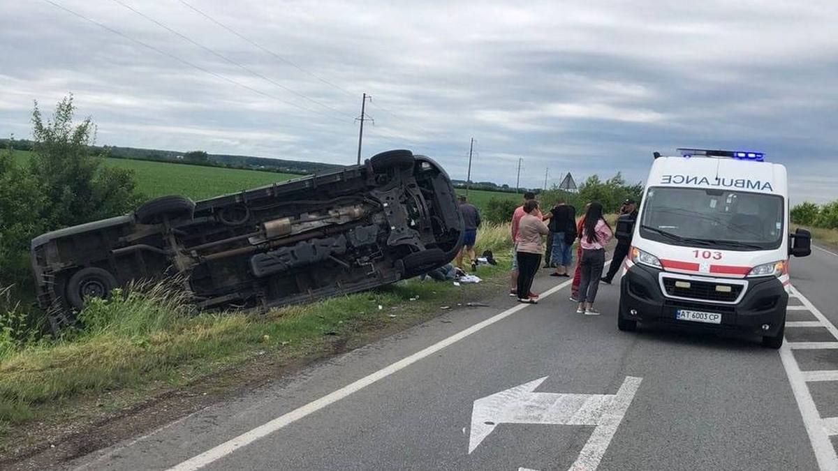 У Коломиї перекинувся автомобіль із 8 пасажирами. Фото