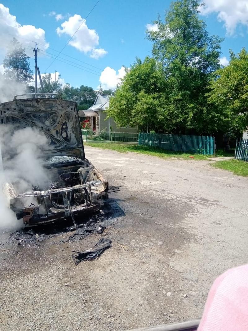 На Коломийщині вщент  згоріло авто 2