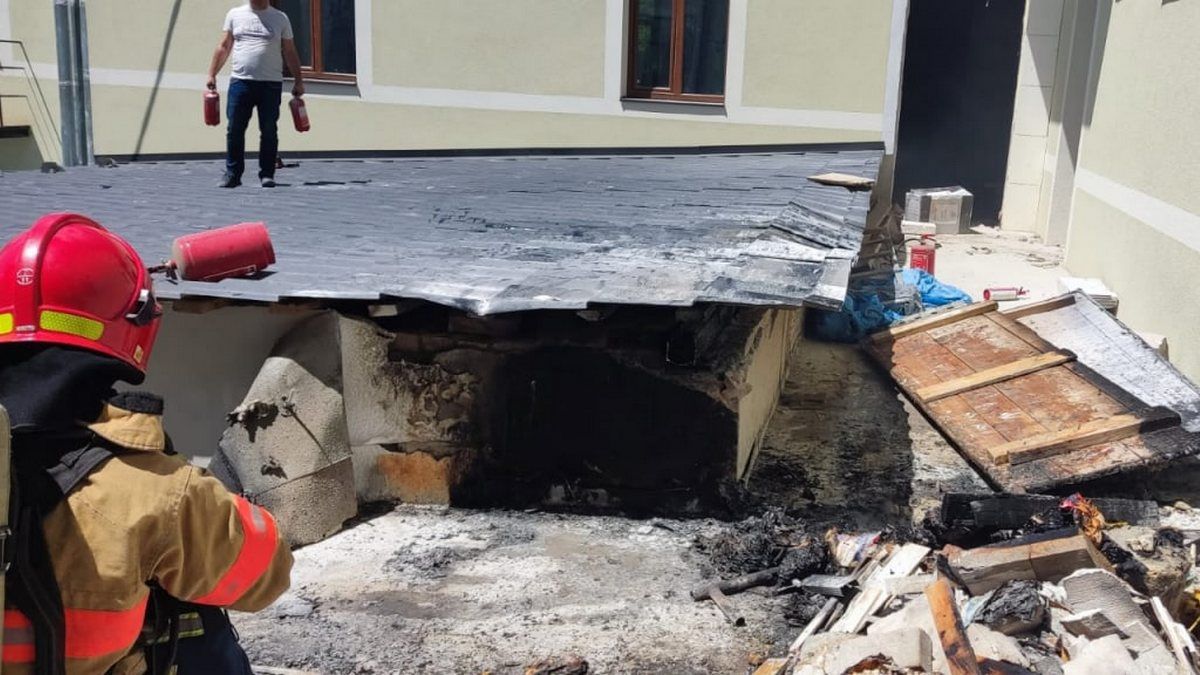 У Коломиї горить будинок. Працюють рятувальники 2