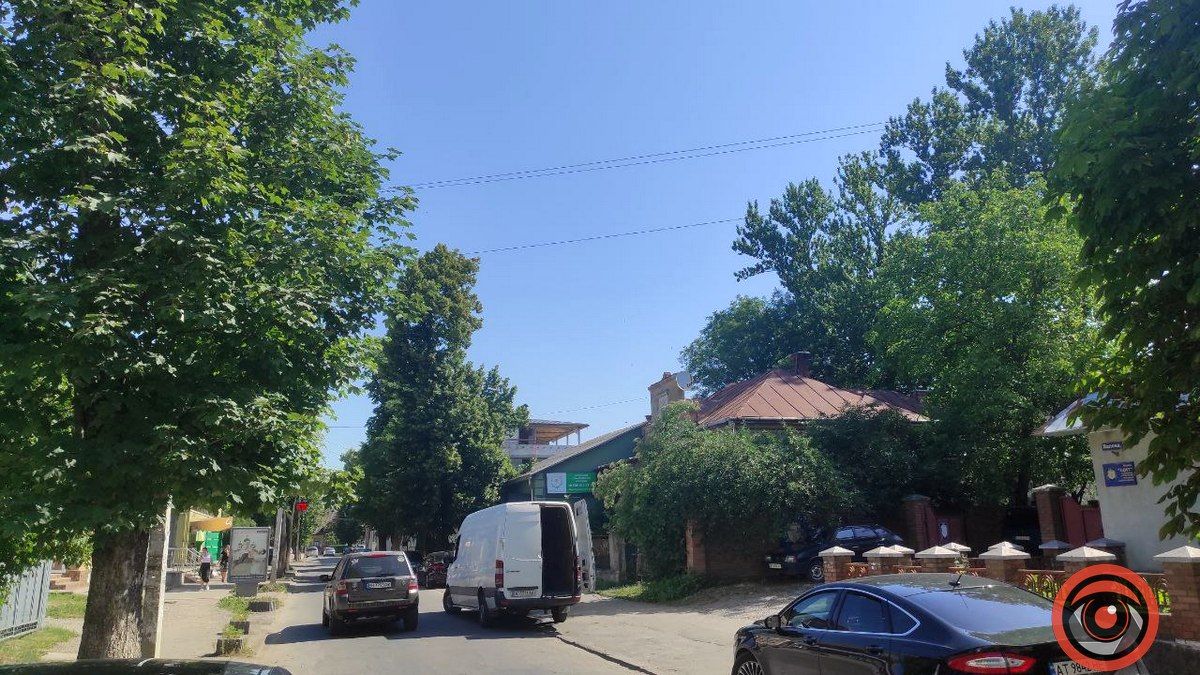 Вулиця Шухевича в Коломиї: контрасти 3