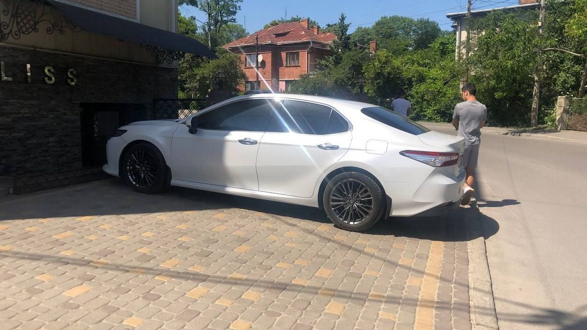 "Нице дно", - молода мама прокоментувала паркування на бульварі в Коломиї