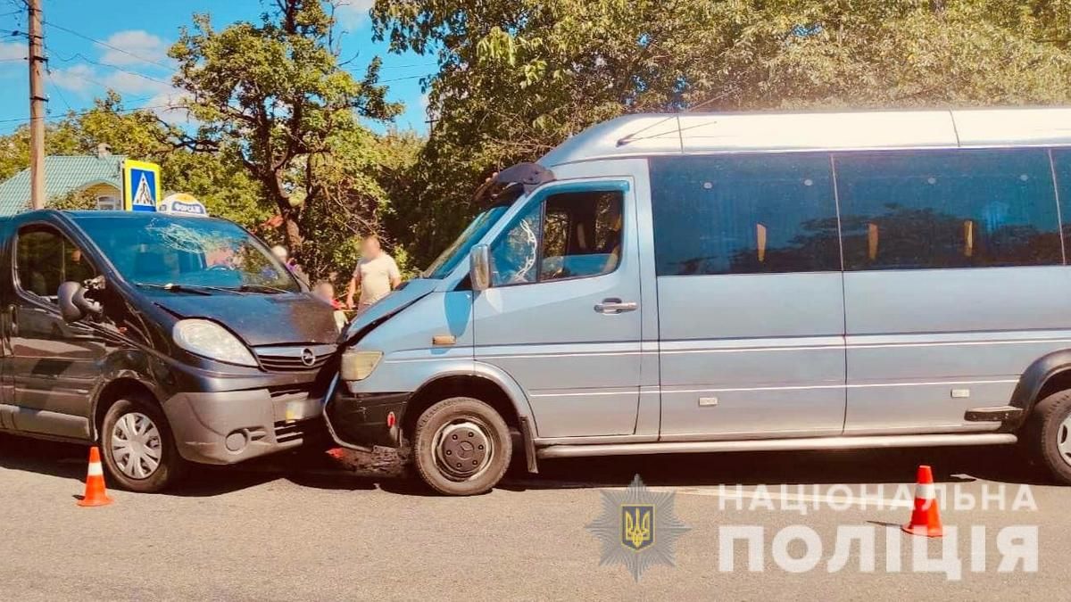 Нетверезий водій врізався в мікроавтобус на Прикарпатті, постраждала жінка
