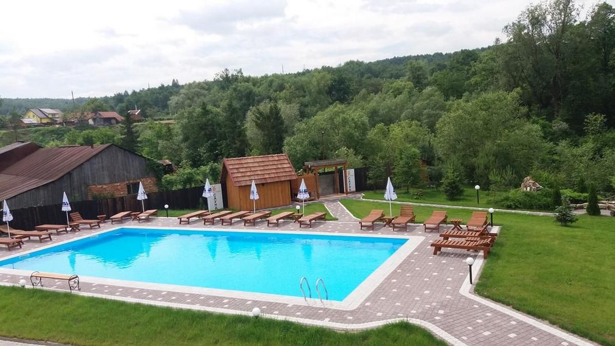 Де коломиянам відпочити біля відкритого басейну? | добірка місць 3