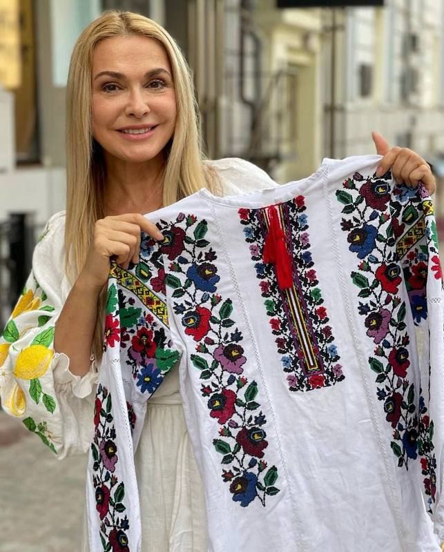 Ольга Сумська виставила на аукціон вишиванку з Яремче 1