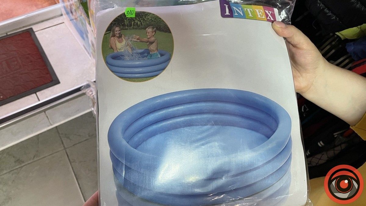 Яку суму потрібно віддати, щоб купити басейн в Коломиї? 7